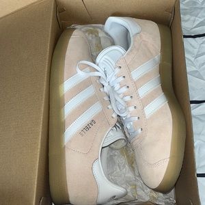 Women’s Adidas Gazelle (Wide) size 9.5